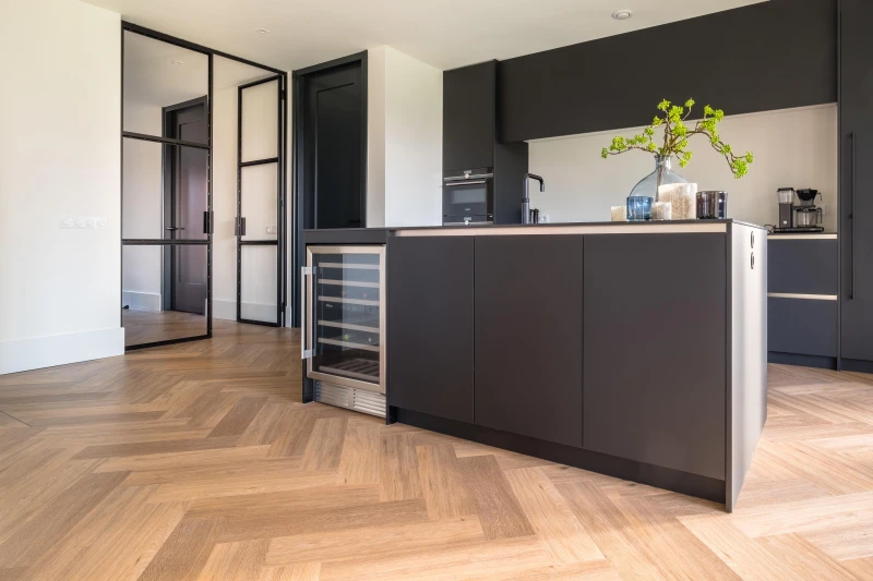 Therdex Regular² 6032 visgraat PVC vloer in een moderne keuken