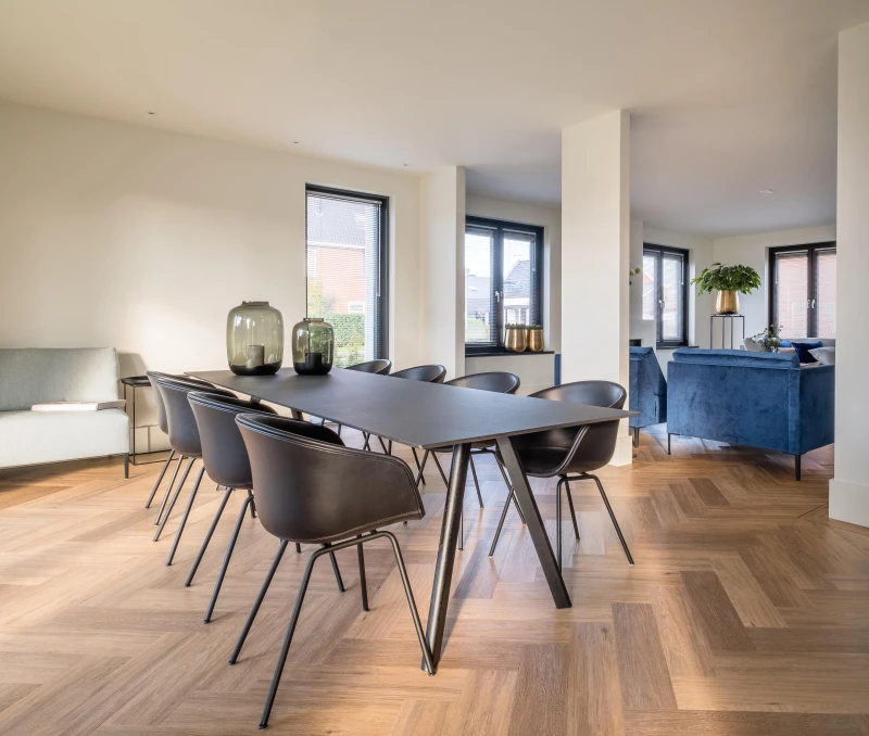 Therdex Regular² 6032 visgraat PVC in een warme woon- en eetkamer